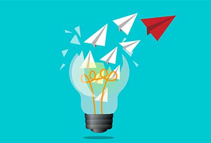 Illustration d’avions en papier suivant un avion en papier rouge leader, sortant d’une ampoule