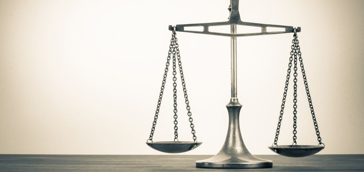 Balance de la justice sur un simple fond beige.
