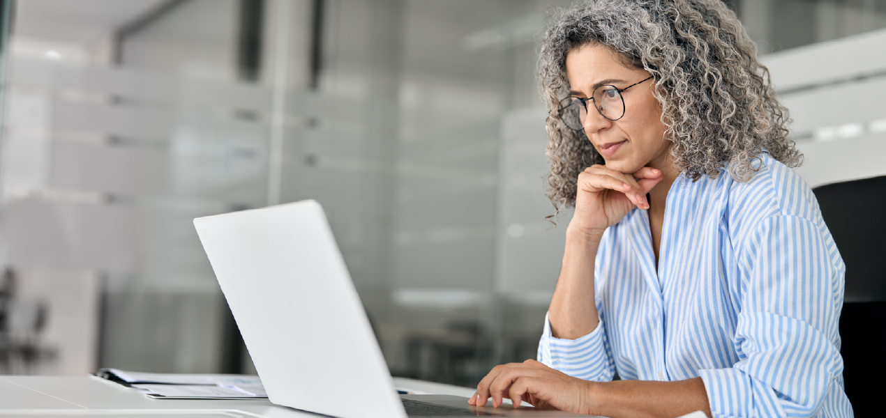 Femme travaillant devant son ordinateur portable.