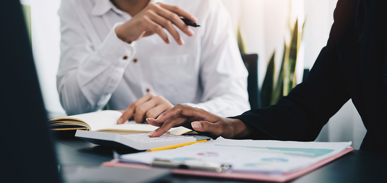 Deux professionnels d’affaires vérifiant des documents.