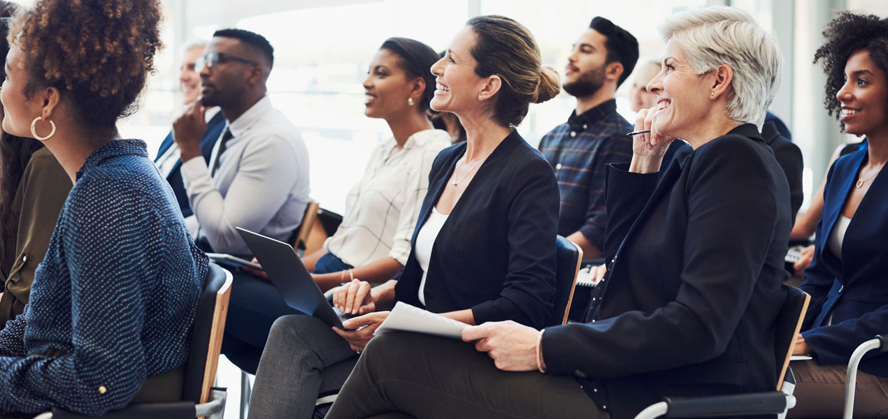 Un public de professionnels assistant à une conférence